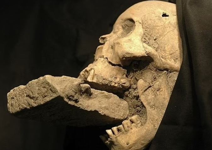 Bí ẩn về người phụ nữ ‘ma cà rồng’ ăn xác người chết dưới lòng đất ở thế kỉ 16