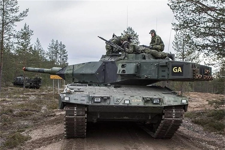 Xe tăng chiến đấu chủ lực Leopard 2A5 do Đức sản xuất có tính năng kỹ chiến thuật rất đáng gờm.