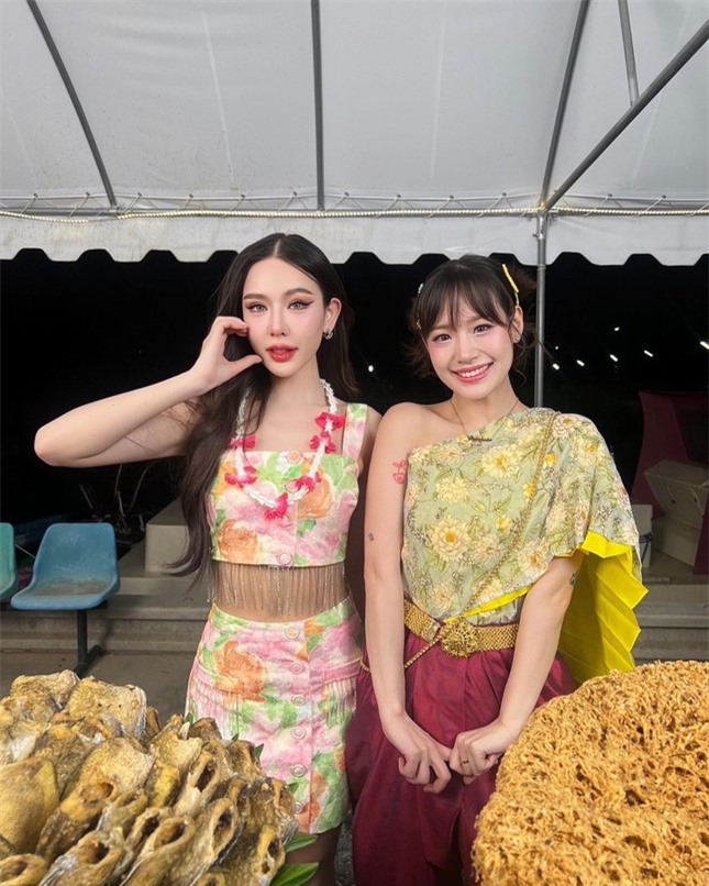 Đương kim Hoa hậu Hòa bình Thái Lan nhảy nhót livestream bán hàng ảnh 2