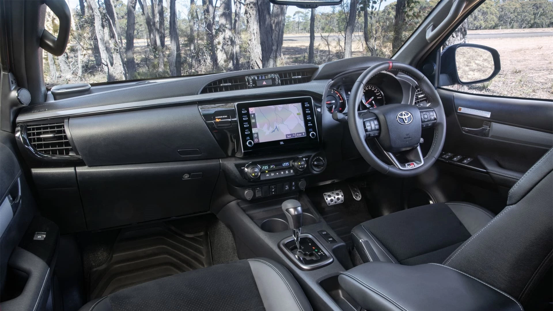Toyota Hilux ra mắt tháng 5, giá từ 668 triệu đồng- Ảnh 2.