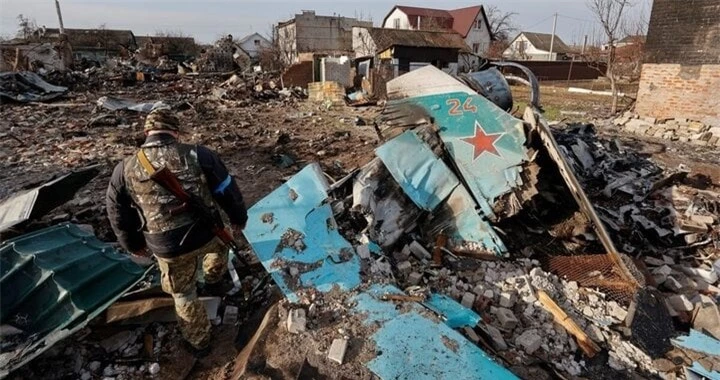 Một chiếc Su-34 Nga bị bắn rơi trên chiến trường Ukraine.