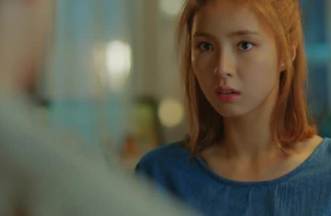 Về nhà bạn gái chơi, tôi 'đứng hình' không nói thành lời khi một đứa trẻ chạy ra ôm chặt cô ấy và ríu rít gọi mẹ