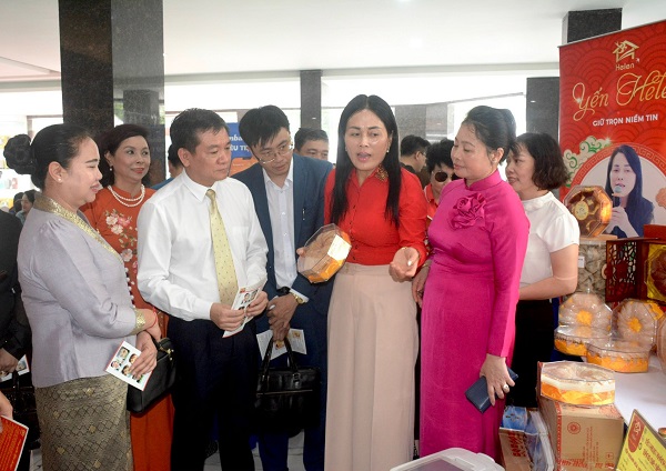 Yến Helen tạo ấn tượng tại triển lãm sản phẩm khoa học công nghệ 