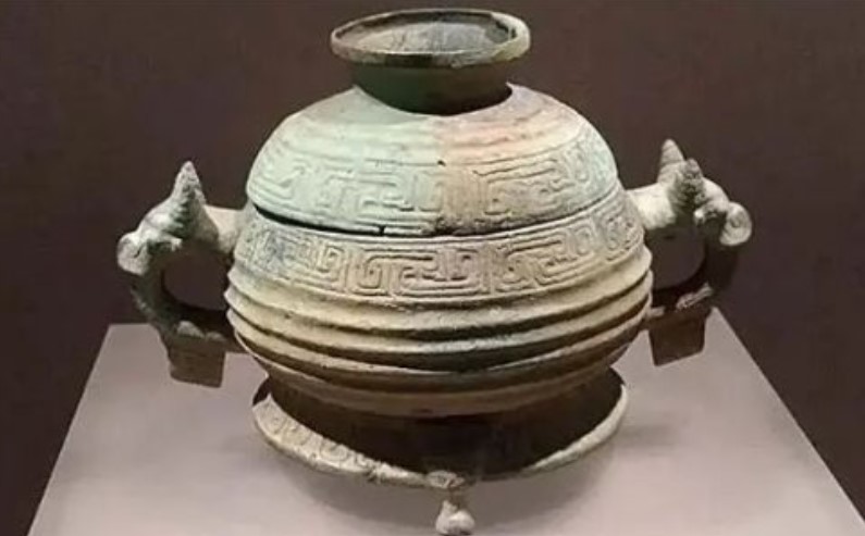 Đang đi chăn cừu thì phát hiện 1800 vật thể lấp lánh, còn có mùi thơm: chuyên gia phong tỏa hiện trường, khai quật kho báu 3000 năm tuổi