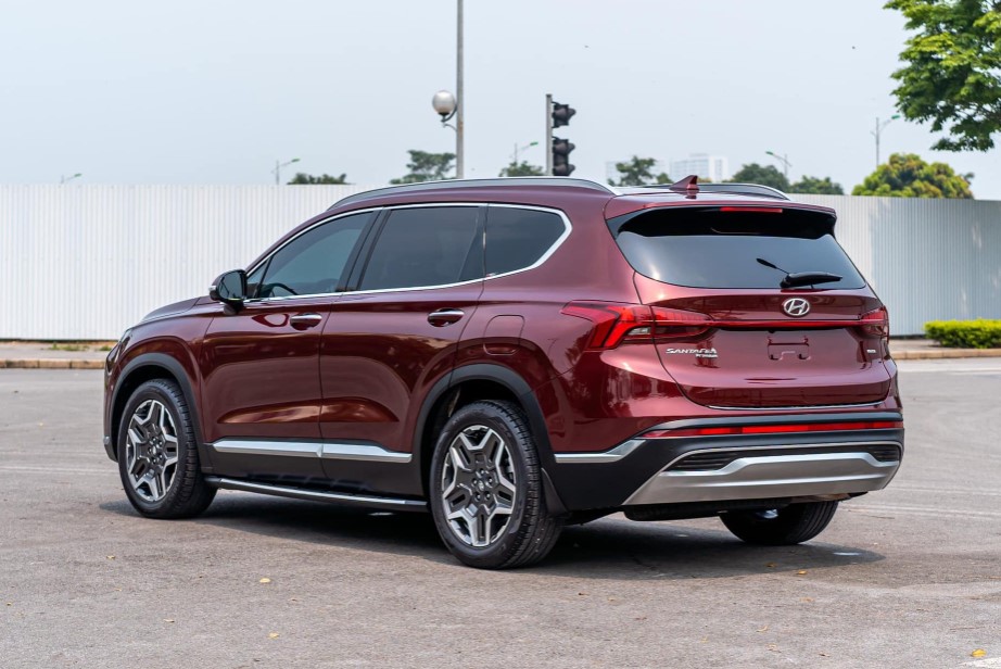 Lăn bánh 2 năm, Hyundai Santa Fe 'lướt' trượt giá ngang một chiếc Hyundai Grand i10