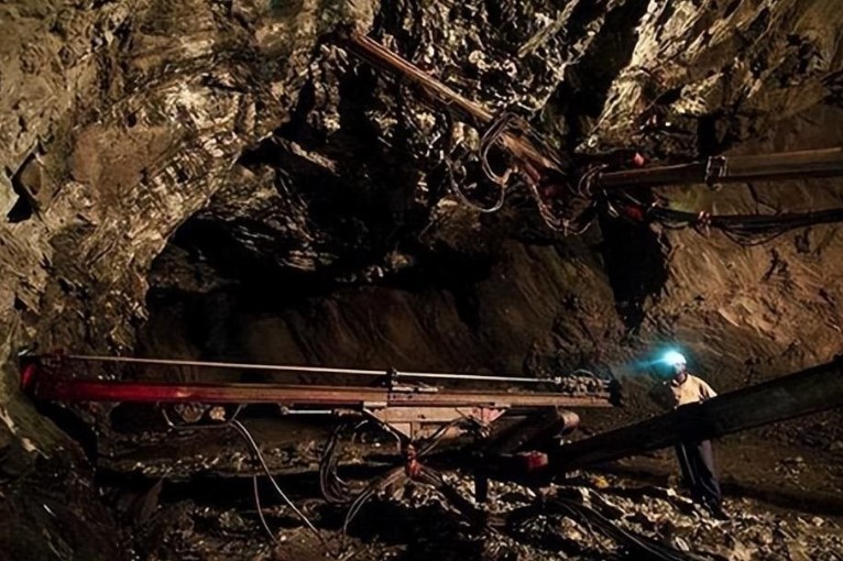 V&#xEC; sao su&#x1ED1;t 80 n&#x103;m kh&#xF4;ng ai d&#xE1;m &#x111;&#xE0;o m&#x1ECF; v&#xE0;ng c&#xF3; tr&#x1EEF; l&#x1B0;&#x1EE3;ng l&#x1EDB;n b&#x1EAD;c nh&#x1EA5;t th&#x1EBF; gi&#x1EDB;i? Kho b&#xE1;u 4.500 t&#x1EA5;n v&#xE0;ng n&#x1EB1;m im d&#x1B0;&#x1EDB;i &#x111;&#x1EA5;t khi&#x1EBF;n n&#x1B0;&#x1EDB;c Nga &#x201C;&#x111;au &#x111;&#x1EA7;u&#x201D;