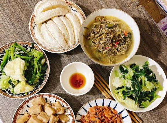 Lưu lại gần 20 mâm cơm gia đình ngon, đủ chất, bày biện đẹp hơn cả nhà hàng