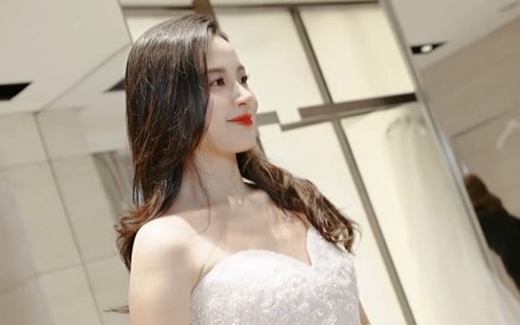 Midu được chồng dẫn đi đặt váy cưới cao cấp ở Pháp, cùng hãng với con gái cựu tổng thống Mỹ