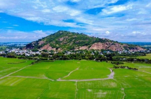 Ở Việt Nam có một ngọn núi chỉ cao hơn 200m nhưng 'cõng' gần 200 đền chùa, có tượng Phật cao nhất thế giới