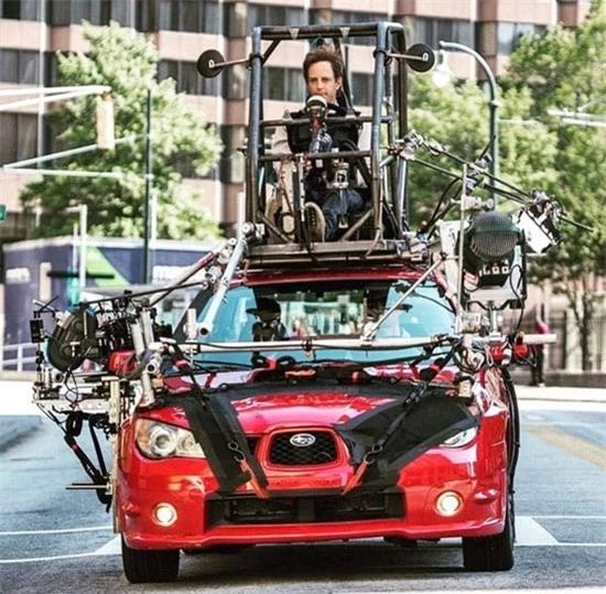   Sự thật đằng sau cảnh quay nhân vật đang lái xe trong phim, hóa ra tài xế thực sự lại là người khác.  