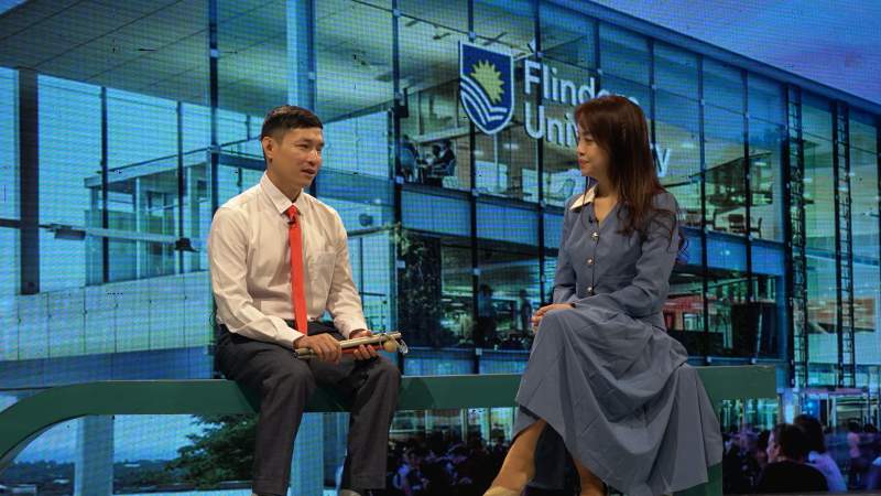 Chàng trai khiếm thị tự học tiếng Anh để học thạc sĩ