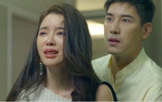 Bắt gặp bố cặp kè với gái trẻ, tôi chụp ảnh gửi cho mẹ, nào ngờ bà tiết lộ một chuyện khiến tôi chết lặng