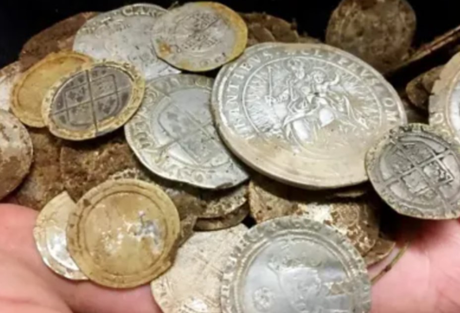 Tìm nhẫn cưới bị mất, người đàn ông không ngờ đào được kho báu giá trị khủng