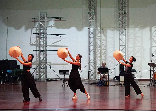 Các nghệ sĩ Nhà hát Trưng Vương Đà Nẵng đang khẩn trương tập luyện, chuẩn bị cho chương trình "Thanh âm tháng Tư".