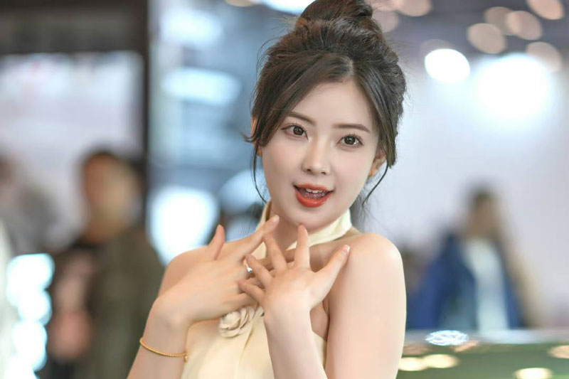 CLIP: Vẻ đẹp ít sai sánh bằng của hot girl xứ Trung