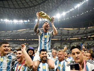 Top 10 cầu thủ giành được nhiều danh hiệu nhất trong lịch sử: Messi đứng đầu