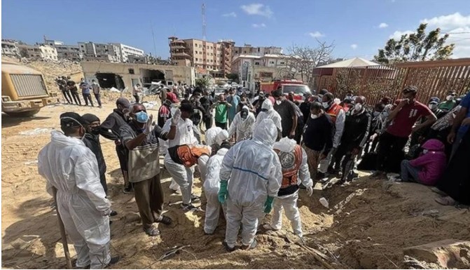 Những câu hỏi lớn xoay quanh các ngôi mộ tập thể vừa phát hiện ở Gaza