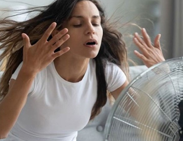 Vì sao trời nóng, càng bật quạt điện số to lại càng cảm thấy nóng bức?