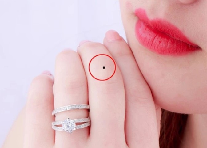 Ngón tay có nốt ruồiở 1 trong 3 vị trí này, bạn sẽ biết ngay vận mệnh cả đời người