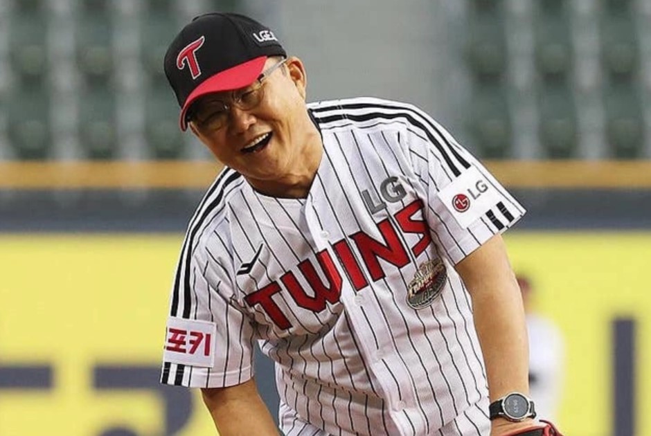 HLV Park Hang-seo "quậy đục nước" trên mạng, bị con trai thẳng thắn nói "nghiện" Facebook