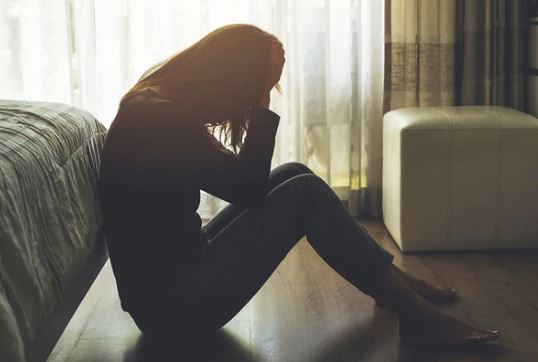 Sáng đi chợ về, tôi bỗng thấy bó hoa lạ đặt ngay ngắn ở cửa nhà nhưng đáng sợ hơn là gương mặt đầy giận dữ của mẹ chồng