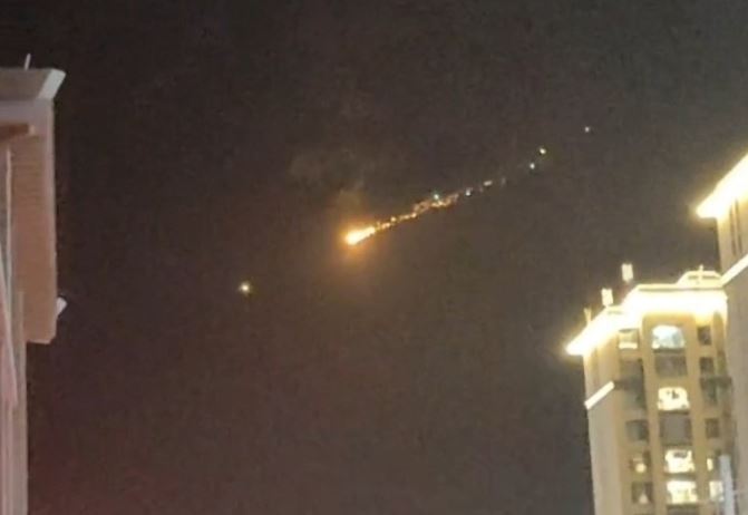 Bắt trọn khoảnh khắc vật thể vụt sáng rồi mất tích bí ẩn: Nghi vấn UFO trỗi dậy