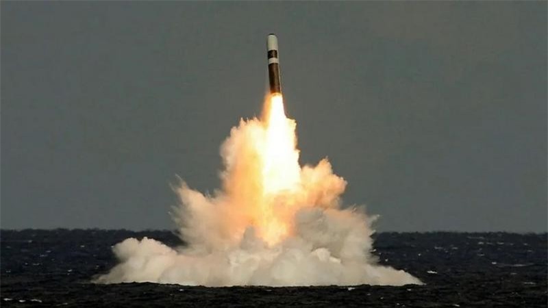 Tên lửa đạn đạo liên lục địa Trident II D5 của Hải quân Mỹ. Tên lửa đạn đạo liên lục địa Trident II D5 của Hải quân Mỹ.