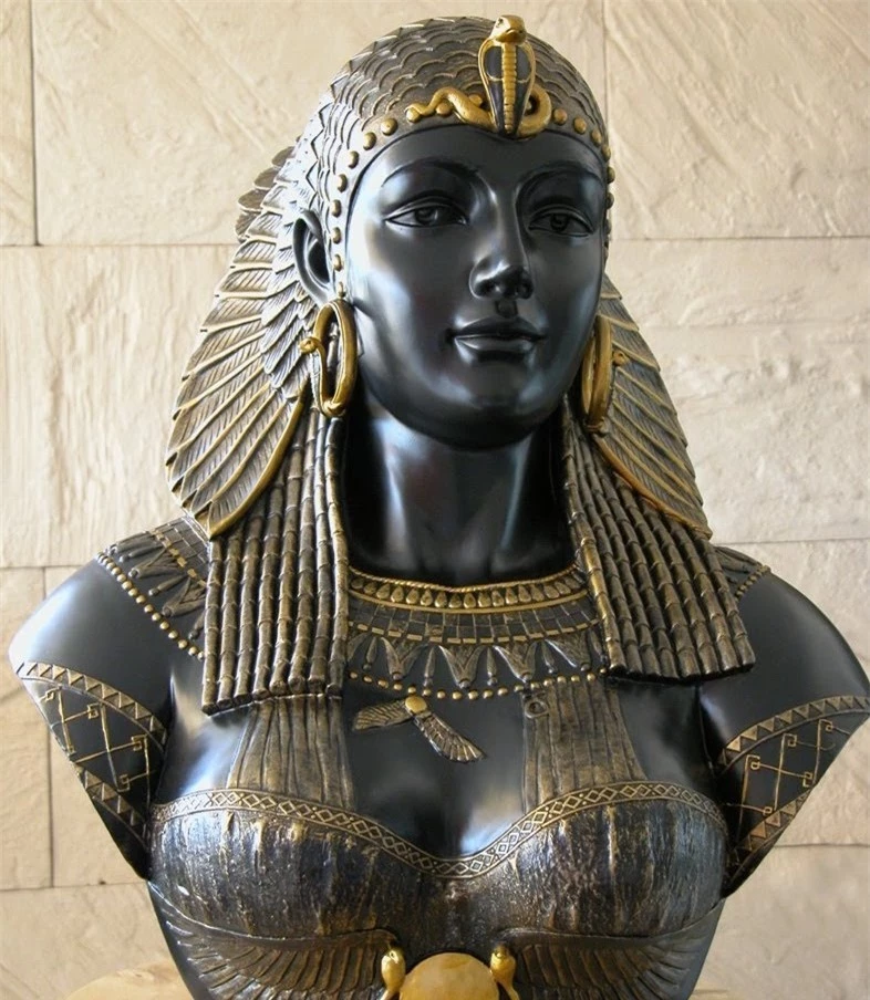 Tượng nữ hoàng Ai Cập Cleopatra