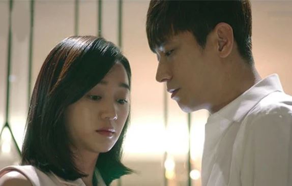 Thoáng thấy con dâu xuất hiện, mẹ chồng đã chỉ vào 2 bát miến trên bàn nhắc "của con tô không thịt" nhưng lời cảm ơn lại khiến bà phát ngượng