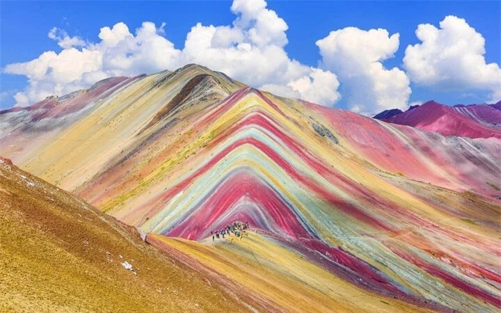 Vinicunca là một phần của núi Ausangate, thuộc địa phận của vùng núi Andes ở Peru, cách thành phố Cusco 100km về phía nam - Ảnh: vntravellive