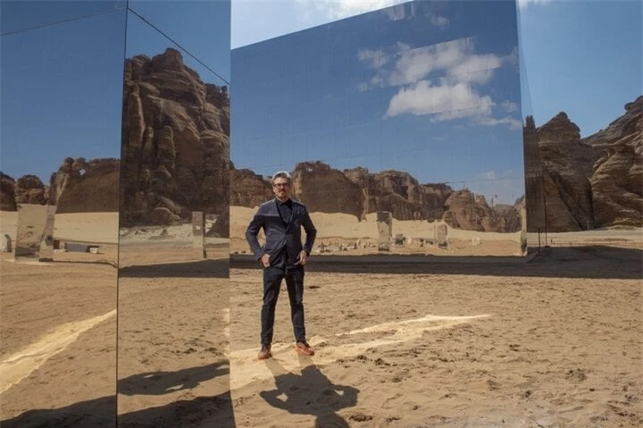 Tấm gương phản chiếu hình ảnh trên sa mạc - Ảnh: Giò Forma