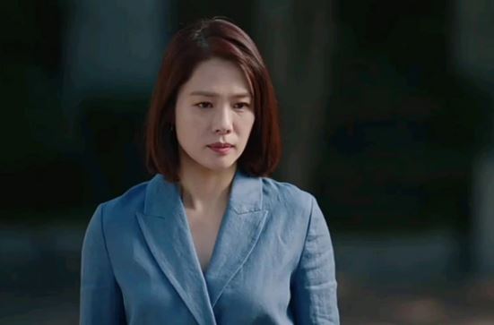 Bà cô sang chơi oang oang từ đầu ngõ "cháu dâu chăm quá nhỉ, trưa rồi vẫn ngủ", nhưng mẹ chồng lại lên tiếng khiến tôi bất ngờ