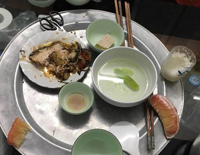 Chưa hết uất hận khi nhìn 'cơm thừa canh cặn' mẹ chồng để phần, vợ lại thêm điếng người vì lời nói của gã chồng vô cảm