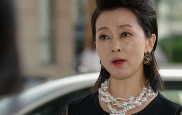 Mở tiệc tân gia, mẹ chồng khinh thường con dâu nên không mời, chị vợ liền gửi 1 món quà bất ngờ cùng lời nhắn sâu cay khiến bà muối mặt