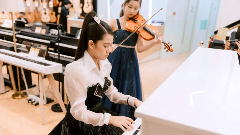 Bella Vũ khoe tài đàn piano và giọng hát ngọt ngào trong buổi hoà nhạc riêng