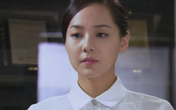 5 năm trời mẹ chồng đối xử tệ bạc, không ngờ tới ngày bà nằm viện lại dúi cho tôi túi vàng và lời nói giật mình