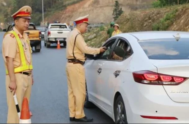 Lực lượng cảnh sát giao thông tăng cường xử lý các hành vi vi phạm trật tự, an toàn giao thông (Ảnh: Báo Lào Cai)