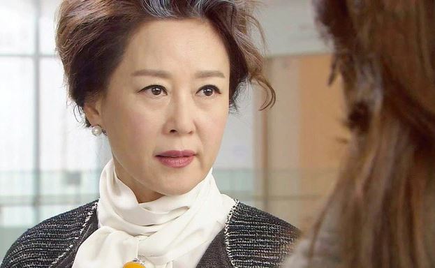 Mẹ chồng chê con dâu "ăn tiêu phá mả", đưa bao nhiêu tiền cũng hết, chị vợ liền lấy ra thứ này khiến bà im bặt