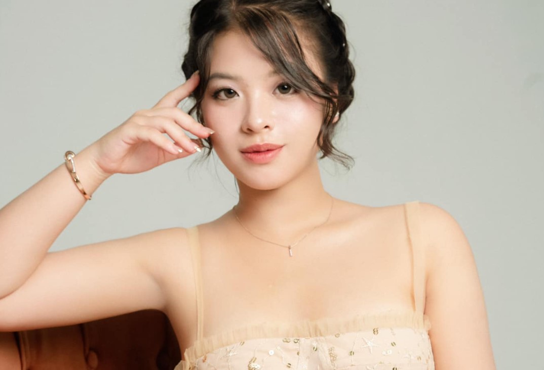 Con gái NSƯT Chiều Xuân được khen đẹp như mẹ, ngày càng gợi cảm ở tuổi 20