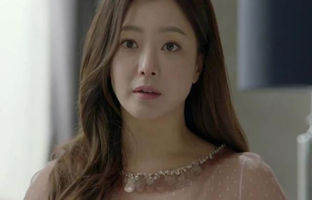 Nhà trai yêu cầu bầu mới cưới rồi lật kèo phút chót, 1 năm sau mẹ chồng mang 9 tráp tới nhưng lại ngậm ngùi quay về