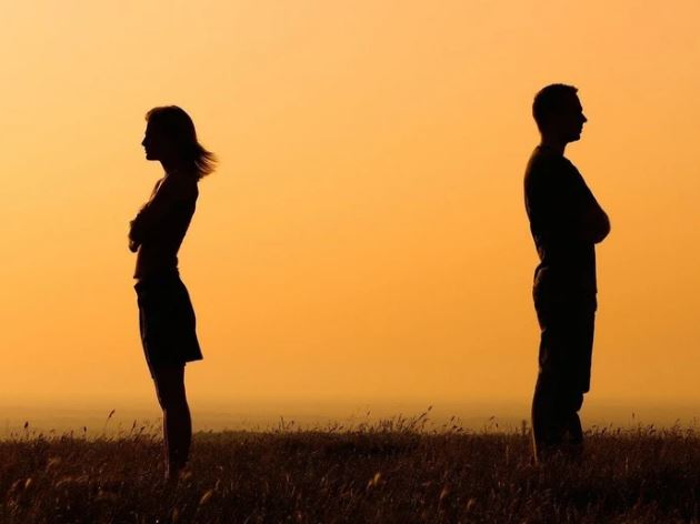 Mới đầu tháng chồng đã nổi cơn khùng vì lo mẹ ở dưới quê sống khổ sở, tôi lẳng lặng kéo anh vào một căn phòng khiến gã nín bặt