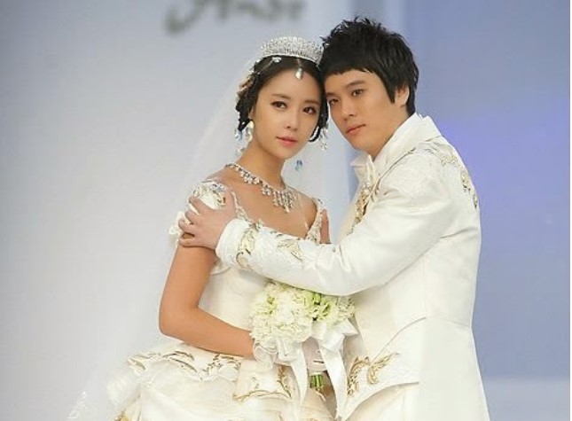 Nữ diễn viên nổi tiếng bật khóc vì sự tàn nhẫn của hôn nhân, tiết lộ chồng cũ hẹn hò với 400 người