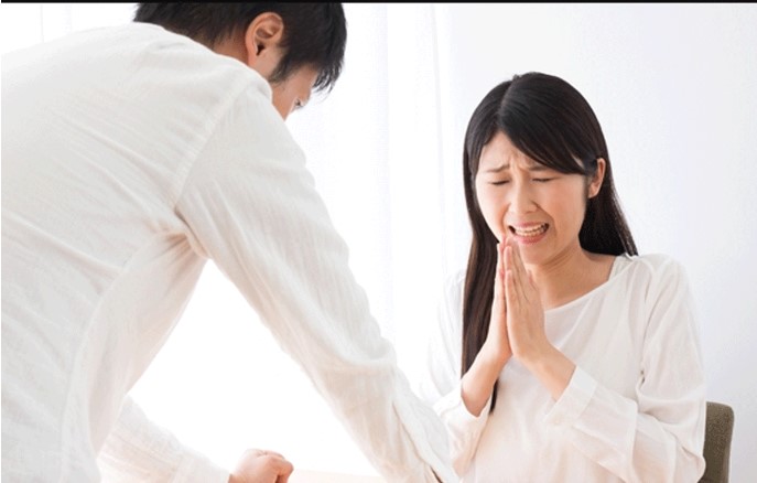 Vợ khóc lóc van xin chồng tha thứ khi bị phát hiện nhắn tin nhớ nhung đồng nghiệp điển trai, giàu có