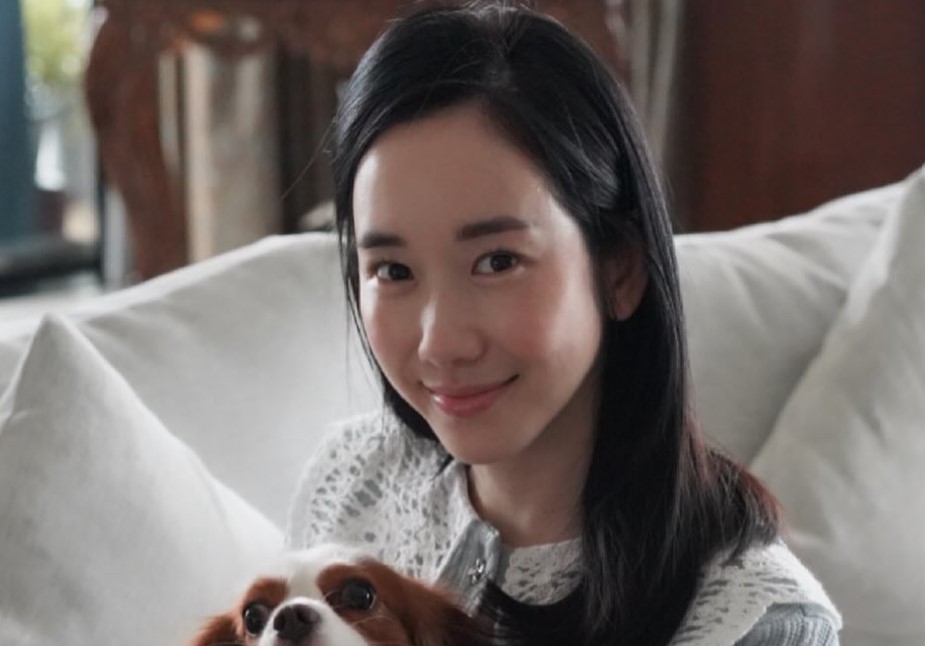 Xuất hiện 'chị đại' xinh đẹp chống lưng cho bóng chuyền Thái Lan, được so sánh với Madam Pang