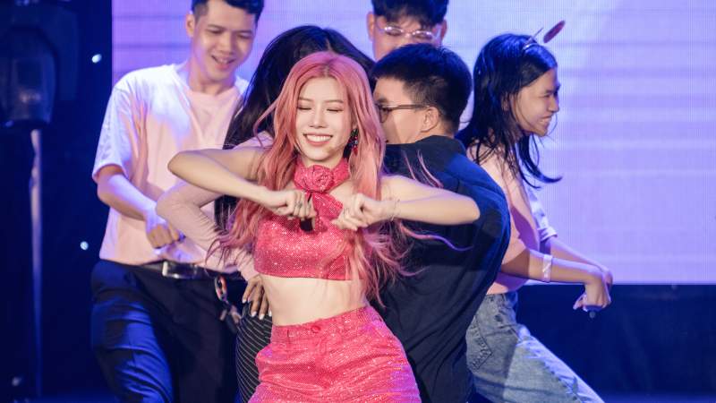 Trang Pháp lần đầu trình diễn ca khúc mới, hé lộ kế hoạch ra album kỷ niệm 10 năm trong fan meeting