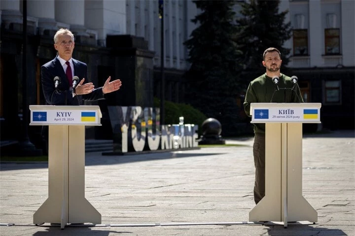 Tổng thư ký NATO Jens Stoltenberg (trái) và Tổng thống Ukraine Volodymyr Zelensky trong cuộc họp báo hôm 29/4 tại Kiev. (Ảnh: Reuters)