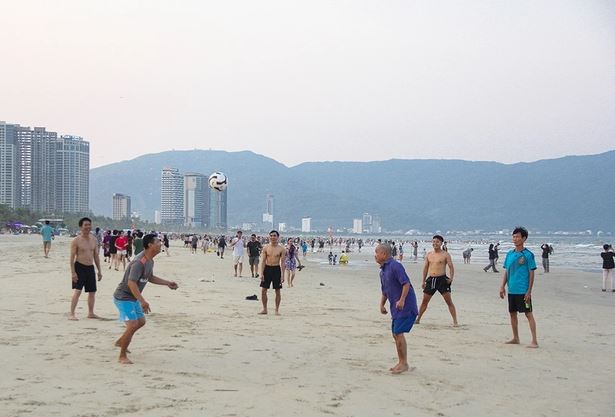 Người dân đổ về các bãi biễn giải nhiệt dịp lễ 30/4