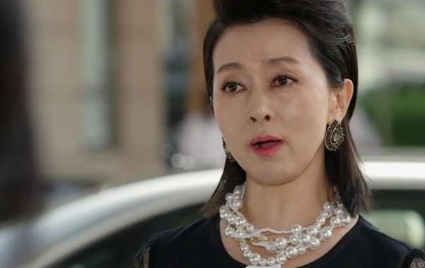 Bị tung toàn bộ quá khứ đen tối ngay trong ngày cưới, cô dâu đứng thất thần thì mẹ chồng có hành động bất ngờ khiến cô bật khóc