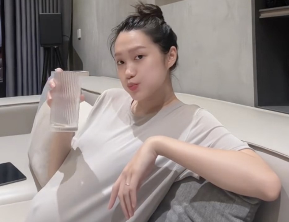Mẹ bầu Doãn Hải My trước ngày sinh nở: Xinh bất chấp qua camera của "team qua đường", mặt mộc, bụng bự vẫn xứng danh "hoa hậu" trong làng WAG