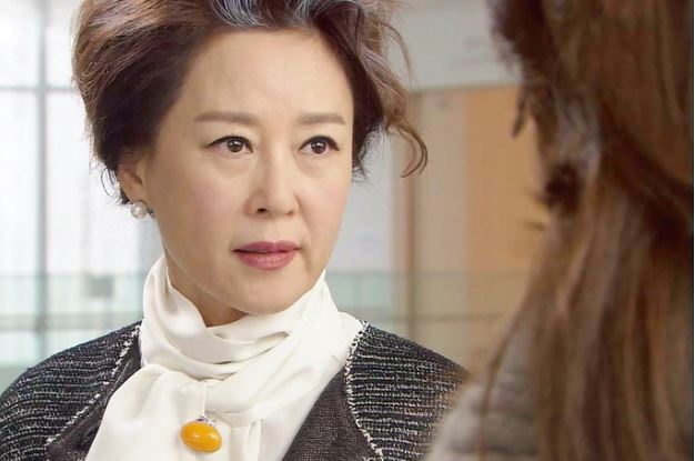 Hàng xóm mỉa mai cô dâu "chửa ễnh bụng" trước cưới, song ngay lập tức phải cứng họng vì lời đáp của mẹ chồng